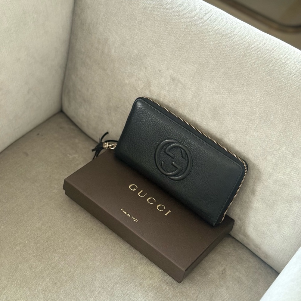 Gucci Black Zippered Leather Wallet